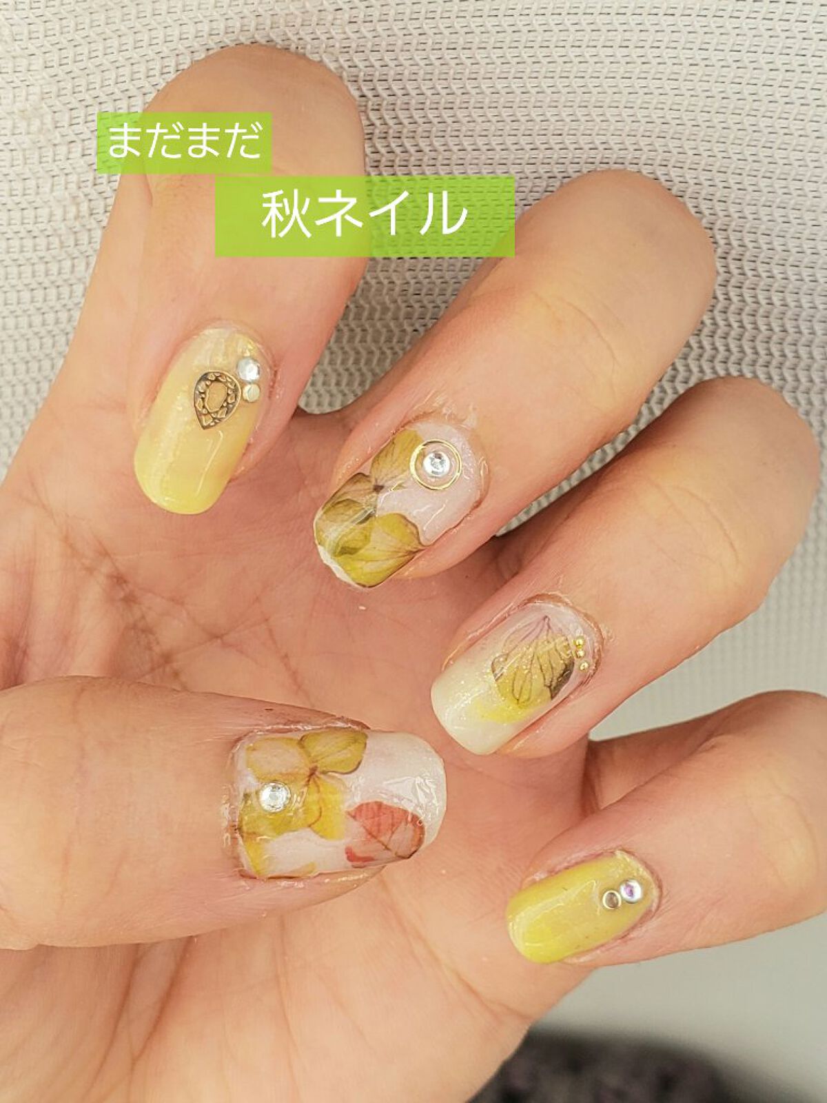 土木系おねいさん on LIPS 「今年やりたかった秋ネイル!黄色く染まった葉っぱのイメージ🍂✼•..」(1枚目)