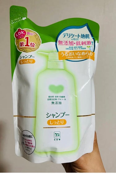 カウブランド無添加　トリートメント しっとり。180g。
税込770円。


もう何十回もリピートしているトリートメントです😉
荒れなくて本当に助かっています✨

ジェルのようなテクスチャー。色が白い時と半透明な時がある笑
トリートメントといっても、時間を置いたら仕上がりが良くなる感じはないので、ほぼコンディショナーだと思ったほうが良いかも。

カウブランド無添加シャンプーとも一緒に使っていますが、ちゃんと汚れは落ちてるようで頭皮の臭いが気になったりもないです✨
シャンプー・トリートメントどちらも無香料です！

仕上がりはサッパリめなので、おうちに篭る日以外は間に他ブランドの洗い流すトリートメントをはさんでいます。

の画像 その2