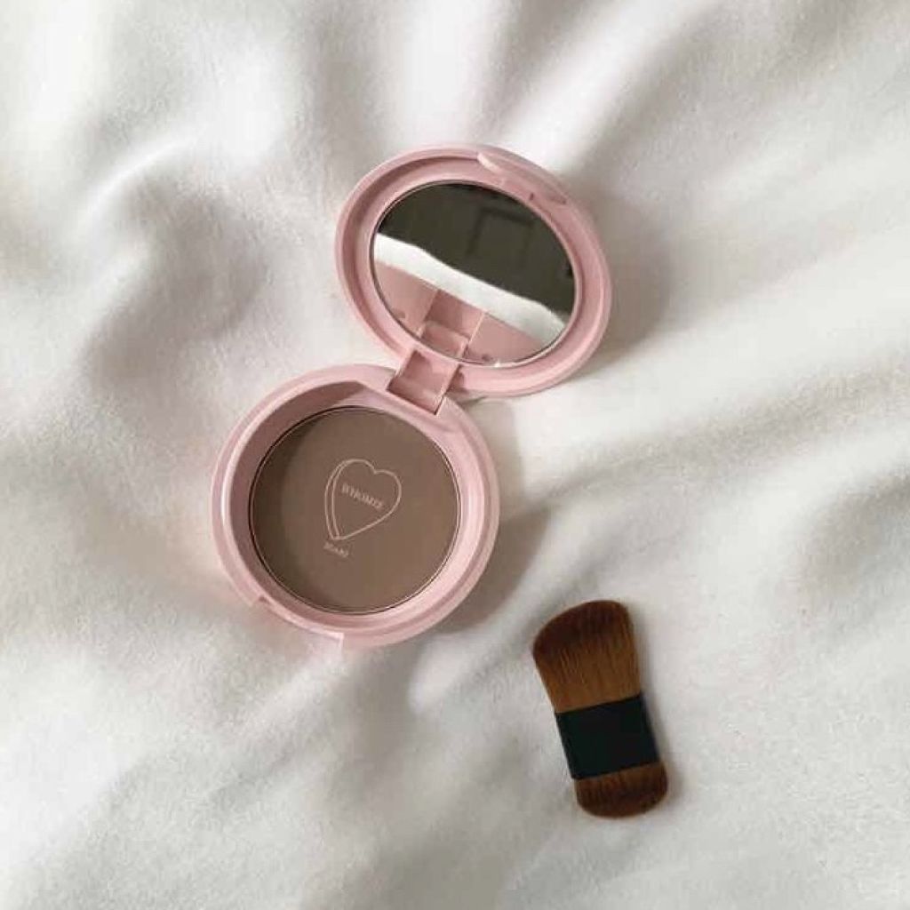 キュッと引き締まった立体フェイスになりたいあなたへ。おすすめ小顔効果抜群コスメ5選♡のサムネイル