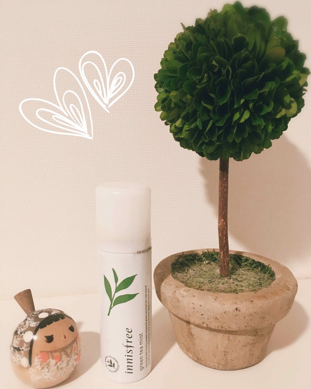 メイクの仕上げ用にイニスフリーのミストを買ってみた！
お初なので小さいサイズ50ml

◎このサイズなら持ち歩きにも👍◎
◎ミストが細かいからメイクと密着する
◎乾燥は特に感じなかった
◎爽やかないい香り(すぐ飛ぶ)