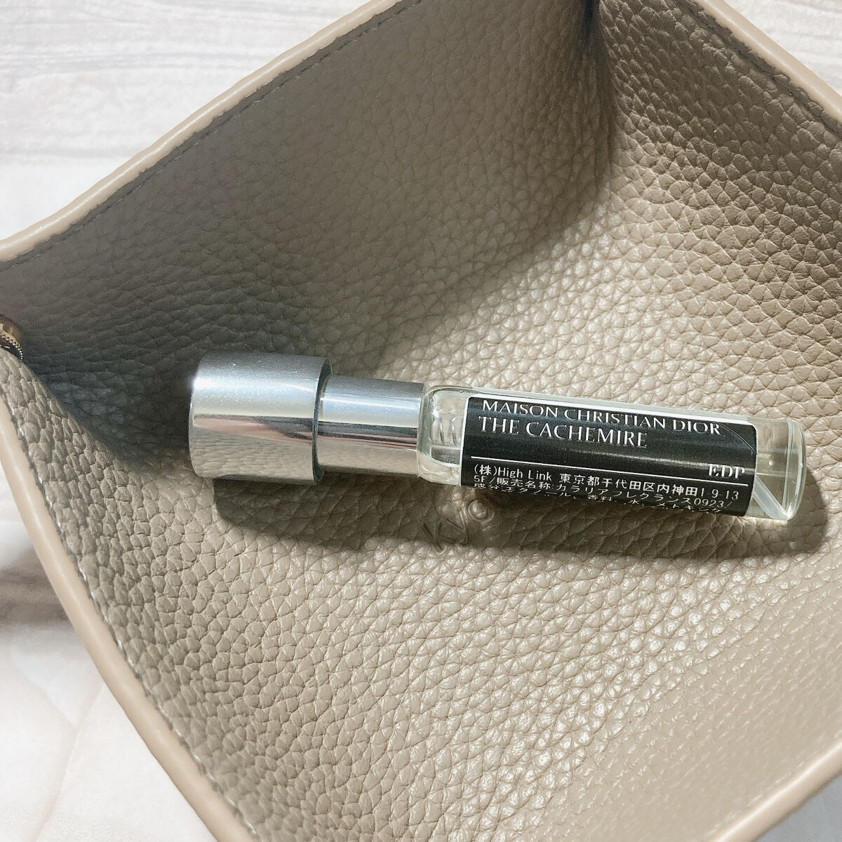 Dior
メゾン クリスチャン ディオール テ カシミア

2022,07のカラリアで選択🪄
カシミアのセーターに包まれながら、
温かいお茶を味わう心地よい感覚を
香りにしたディオールの香水

紅茶の香水、で紹介されることが多いけど、
個