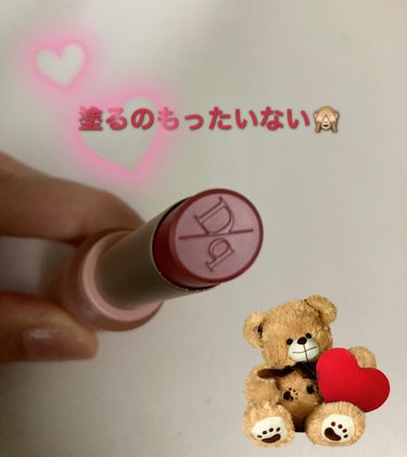 【dasique  ムードグロウリップスティック(01クリームサンド)💄】

お色気ムンムンリップﾑﾝ (ง˘ω˘)ว ﾑﾝ
発色が良くて色味がとても良い😘
色も見た目も最高すぎるんよ...👏✨️

他のリップに真ん中だけ重ねてグラデーションにするともっと可愛くなっちゃう🥹💕

【使用感】(★が多いほど良い🙆‍♀️)

発色★★★★★
色持ち★★☆☆☆
荒れにくさ★★★★☆
塗りやすさ★★☆☆☆

【良いところ】

発色がめっちゃいい！！！
スルスル塗れてさいこ〜♡
見た目がオシャンティー(  ｰ̀֊ｰ́ )✨️
乾燥は気にならない!🙆‍♀️


【イマイチなところ】

発色が良すぎて、逆に塗ったすぐは‪(ᯅ̈ )ってなるかも😂
全体に塗るんじゃなくて、他のリップに重ね塗りするのおすすめだよ！


少しでも参考になれば幸いです🙇‍♀️

#dasique #dasique_リップ #ムードグロウリップスティック 01クリームサンドの画像 その1