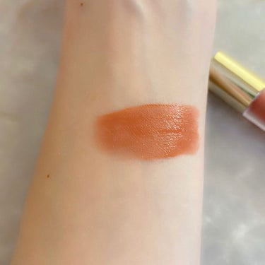 “マット”と“高保湿"の両立💄
ヌーディーなオレンジにゾッコンです🧡

;:*:;:*:;:*:;:*:;:*:;:*:;:*:;:*:;:*:;:*:;:*:;

☑︎エクセル

☑︎リップベルベティスト　LV02バターカップ

☑︎1,760円（税込）

;:*:;:*:;:*:;:*:;:*:;:*:;:*:;:*:;:*:;:*:;:*:;

プチプラとは思えない高級感のあるパッケージがテンション上がる一品💋すりガラス風ボディにゴールドのロゴとキャップが映えます🥰チップの毛質も柔らかく、唇の形に沿って綺麗に塗ることが可能👏
そして何より、レアなスフレ状の質感に病み付きに🤤✨✨マットな仕上がりなのに、長時間続く保湿感が特徴的です👏
私が選んだバターカップという色は、ヌーディーなオレンジ色🍊イエベさんは持ってて間違いなしの万能リップだと思います😚

#エクセル #excel #サナエクセル #リップベルベティスト #マットリップ #大人リップ #カラーメイク部  #コスパコスメ #コスメ購入品紹介 #コスメ購入品 #コスメ購入品レビュー #プチプラコスメ #ときめきコスメ #ワーママメイク #イエベ春 #2021新作コスメ #スプリングタイプ  #コスメレポ #コスメマニア  #コスメオタク #コスメ部 #コスメ好きさんと繋がりたい #プチプラ #アラサーメイク #今日のメイク #お仕事メイク #オフィスメイク   #LIPSベスコス2021レポ  #冬のマストバイ  #クリスマスメイク  #私の中の神コスメ の画像 その1