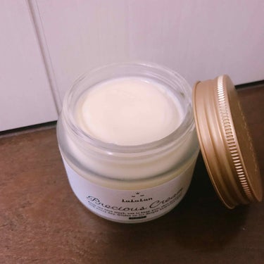 【LuLuLun Precious Cream】
最近冬に近づいてきて乾燥してファンデのノリが良くなくて、保湿できるクリームないかな～て探してたら出会ったこのクリーム！！！！

見た感想は『おいしそ~』