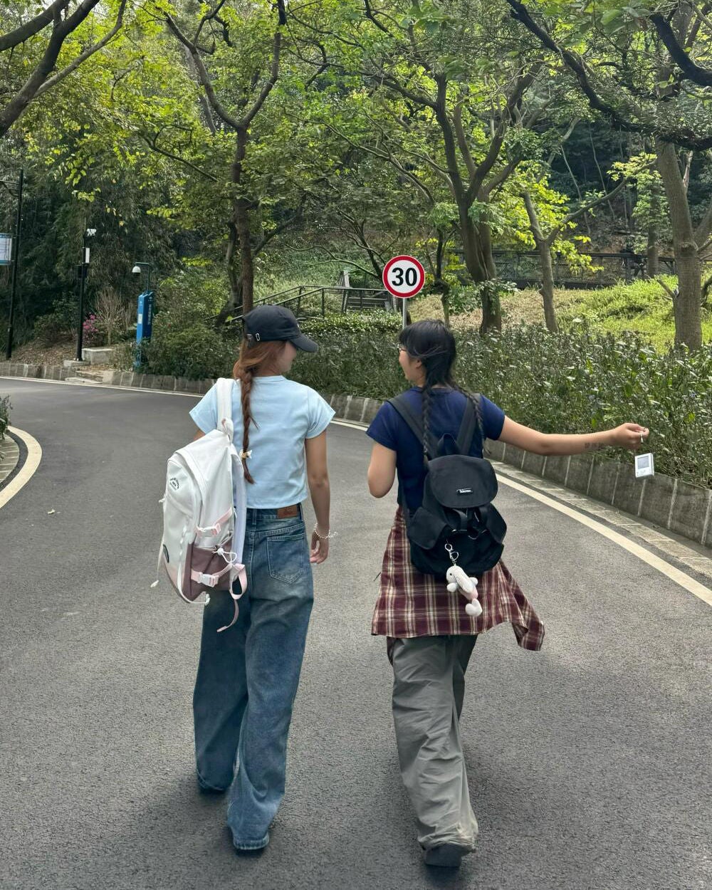 ひとみ on LIPS 「友達と再会するよ#コーデ#韓国コーデ#韓国ファッション#韓国雑..」(3枚目)