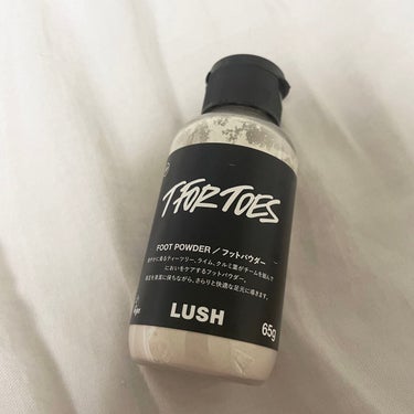 みなさんは足の臭い対策行っていますか？
そこで今回紹介する商品は、、、

LUSH
素足のTブレイク(パパの足)

汗や余分な皮脂を吸収するカオリンと重曹がサラサラな状態を保ち、ティーツリー、ライム、ク