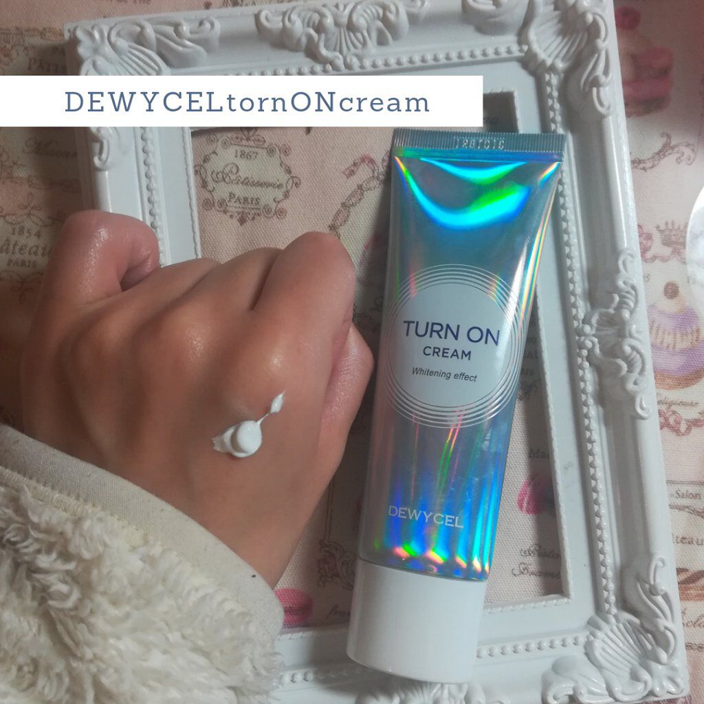 DEWYCEL トーンオンクリーム
トーンアップ★★★★★
UV★★★★★
保湿★★★★★
簡単水光肌下地！？
この下地は最近はやりの水光肌メイクにピッタリのクリームタイプの下地です！香りは優しい石鹸のような香りで、万人受けするタイプのいい