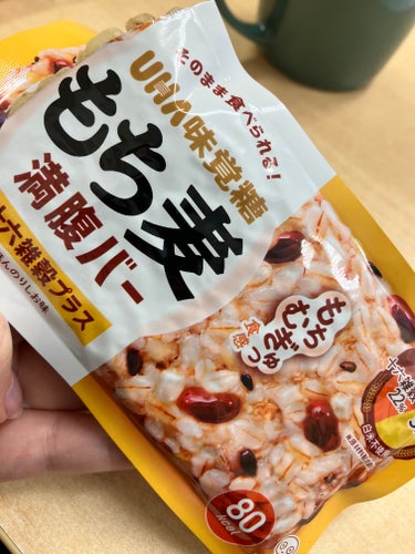 トップバリュ もち麦のクチコミ「もち麦 満足バー　UHA味覚糖

おもしろい商品！
そのまま食べられるしっとりお米バー

むち.....」（1枚目）