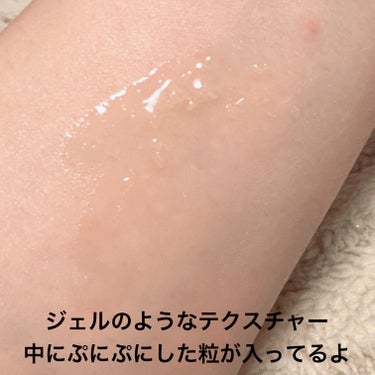 #PR #VELYVELY
＼日焼け止めなの？美容液なの？／
【VELY VELY コラーゲン サンセラム】
☑️30ml
☑️𝖲𝖯𝖥𝟧𝟢+ /𝖯𝖠 ++++

ジェルのようなみずみずしいテクスチャー。
使い心地はうるうるしっとりの水分系なので、日焼け止めというより美容液そのもの！
なのに紫外線対策の数値としては最高値！
やはり日焼け止めとしての役割はしっかりとしてくれるという不思議なアイテム✨

ジェルはスルッとのびてうるうると肌に馴染んでくれます。
スキンケアをした後のようなしっとり感◎
日焼け止めにありがちなベタつきやキシキシ感はなし！

その上から塗る化粧下地やファンデとの相性もよく、モロモロしないので使いやすいと思います☝️

何日か使用しましたが、時間経過の乾燥感も少なくて良き◎
Qoo10で購入可能なので気になる方はチェックしてみてね💁‍♀️

#提供 #ブリーブリー #veryvery 
#コラーゲンサンセラム #日焼け止め　
#UVケア #UV対策 #紫外線カット 
#紫外線対策 #スキンケア #美容液
#韓国スキンケア #韓国コスメ #Qoo10
#Qoo10メガ割  #スキンケアレビュー
#スキンケアレポ #スキンケア紹介
 #春の紫外線対策 の画像 その2