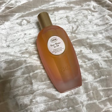 SABON
ローズウォーターインオイル

パケが可愛いさに惹かれて昨年の🎂プレゼントで
買ってもらった物。
少し前にようやく開封しました。

二層になっているのでよく振って使用。
オイルが入ってますがベ