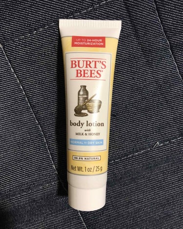 BURT'S BEES ミルク&ハニーボディローションのクチコミ「
友達からハワイのお土産で
いただきました🌴❤️


オーガニックコスメで
安心のボディローシ.....」（1枚目）