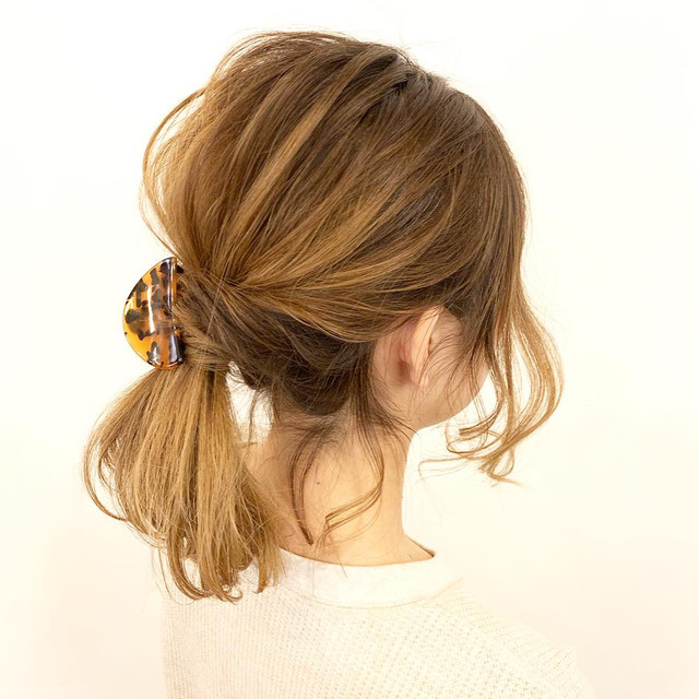 両サイドをねじったポニーテールの女性