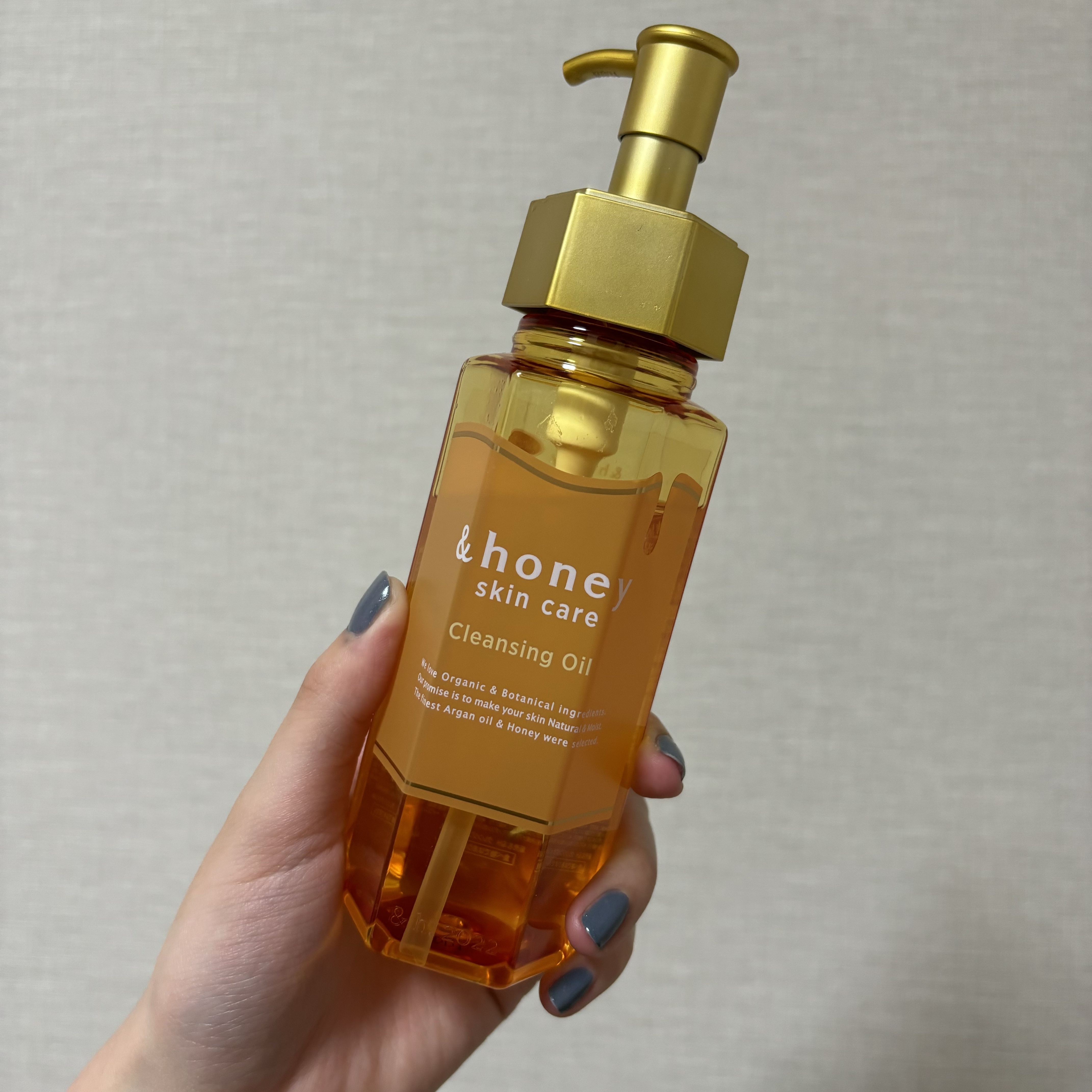 &honey アンドハニー クレンジングオイル

ずっと気になってて、バームタイプと迷ったけどオイルタイプを購入しました！

半分くらい使った感想は、良くも悪くも…という感じかな〜メイクは落ちるけど、洗い流したあとの突っ張りがすごく気になっ
