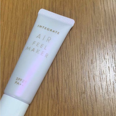 INTEGRATE  AIR FEEL MAKER 

たまたま薬局に行って気になったので購入。まずパッケージの質感が好き（笑）大きすぎないので旅行とかにも持って行きやすいかと思います！ テクスチャー自