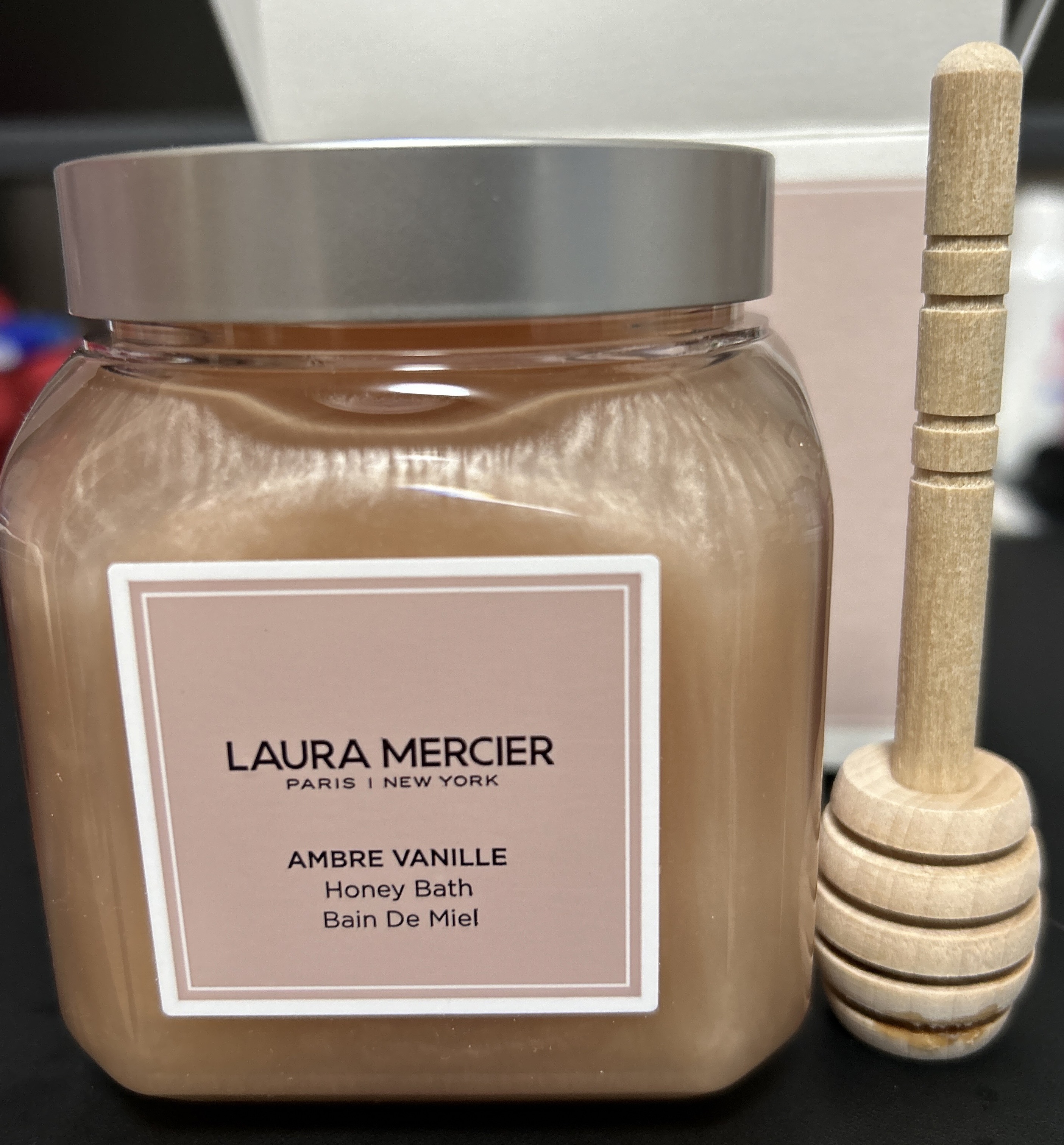 ★ローラメルシエ シャワーバス

ハチミツを掬う時のウッドスティックで1杯掬って浴槽に入れてからお湯を入れることでたっぷりの泡に包まれながら入浴できるシャワーバス。

身体も洗えるみたいです。お肌はすべすべになるかも。

とても甘い香りの空