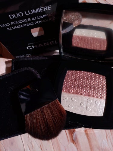 🎄CHANEL　デュオ プードゥル ルミエール🎄
ホリデーコレクションのハイライトを購入しました✨
気になっていてお店で見せてもらったら、もう可愛すぎて即買いしてしまいました…😂スパンコールとCHANE