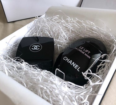 プレゼントでいただいたCHANEL♥

ハンドクリームとリップケアクリーム！！

かわいい〜〜テンションあがる〜〜💃🏻

このシリーズはエイジングケアラインで

肌にハリと弾力を与えて
シワを目立たなく