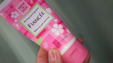 こんばんは！

今回紹介するのは
フィアンセ
 ハンドクリーム  さくらの香り
です！🌸

まだ、売ってるのかな､､､？
買ったのは結構前なんですよね。。。
遅れちゃいました😔
売ってなかったら申し訳な