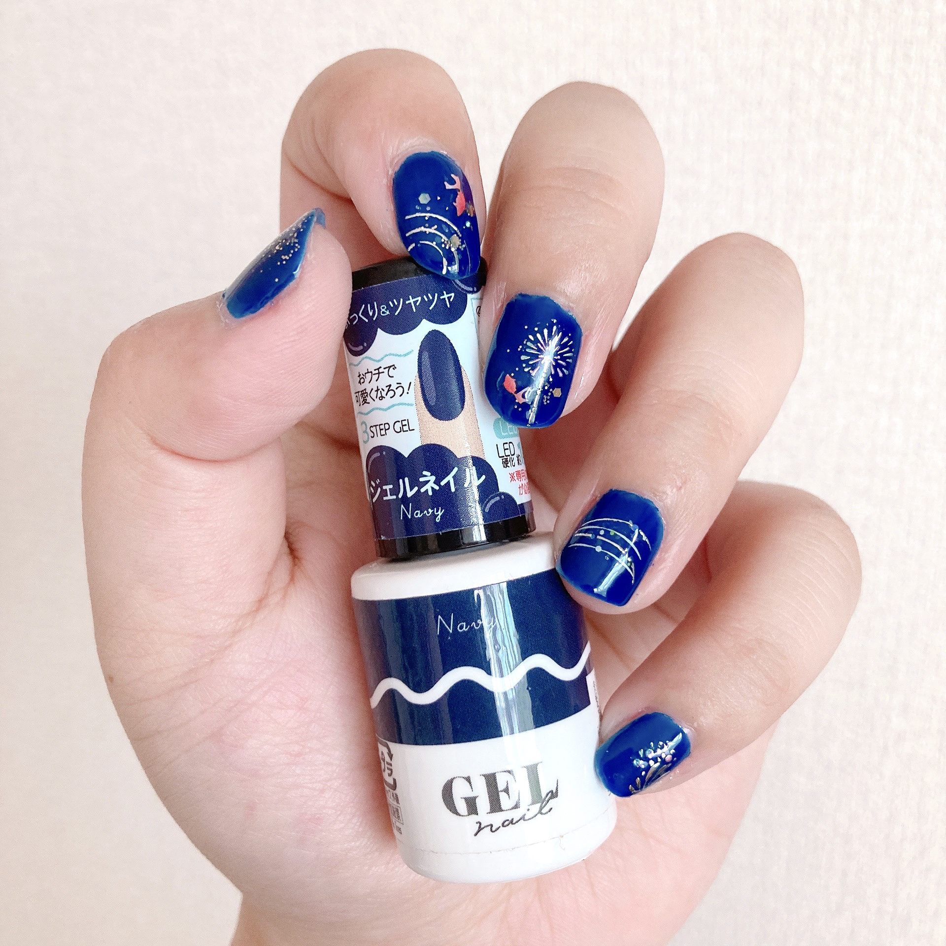 こんにちは！ぴよまるあずきです٩( 'ω' )و

セリアのネイルシールを使って
ネイビーな夏ネイルをしました✨

ネイビーはダイソーの
【BRG ジェルネイル 34 ネイビー】です。

セリアのネイルシールは
ネイビーを2度塗って硬化させ