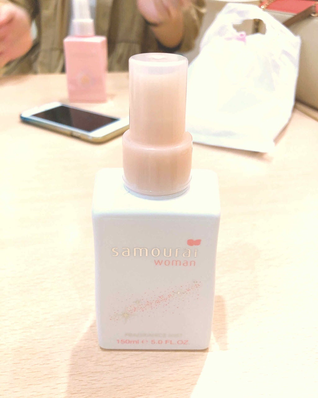 チア on LIPS 「友達とまたショッピングモールに来たので、ちゃんと香水を買いまし..」(1枚目)