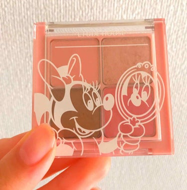 Disney×etudehouse🐭🏰👉💫💞
今日はリップと一緒に買っていた！！
アイシャドウどクッション下地を紹介します💕
アイシャドウは濃いめなブラウンとピンクは色は発色が良くて
キラキラと薄ピンク