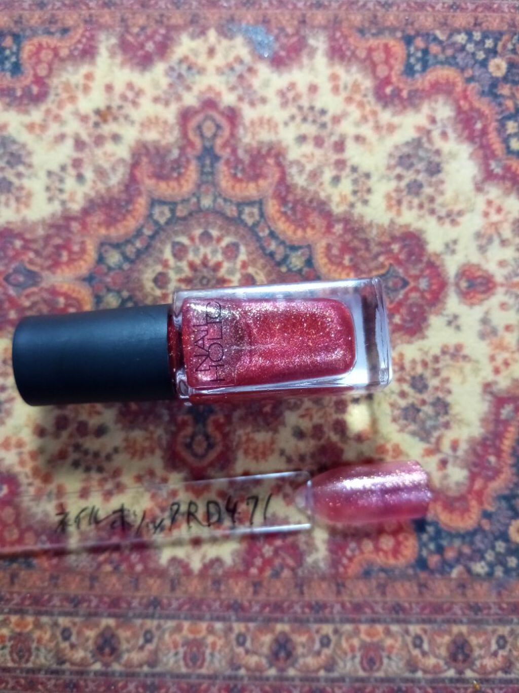 ネイルホリック Glamour Glitter RD471/ネイルホリック/マニキュアを使ったクチコミ（2枚目）