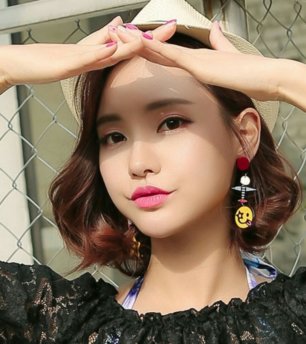 絵栗 on LIPS 「雑談というか相談?このモデルさんの唇っぽい色の口紅ってあります..」(1枚目)