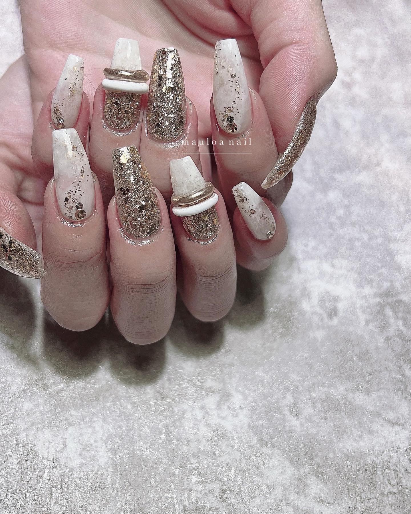 #グリッターネイル,#ネイル,#アートネイル,#冬ネイル,#ウインターネイル,#春ネイル,#白グラデネイル,#ワンカラーネイル,#ミラーネイル,#手書きアートネイル,#ハートネイル,#パーツネイル,#ベージュネイル,#シンプルネイル,#冬ネイル,#天王寺ネイルのネイルデザイン