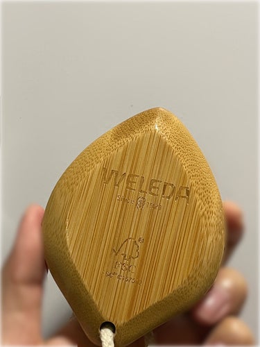 WELEDA ヘッドスパブラシのクチコミ「シャンプーめちゃ泡立つ！ほどよい刺激！
【商品の特徴】
持ち手には竹材が使われててしっかりして.....」（2枚目）