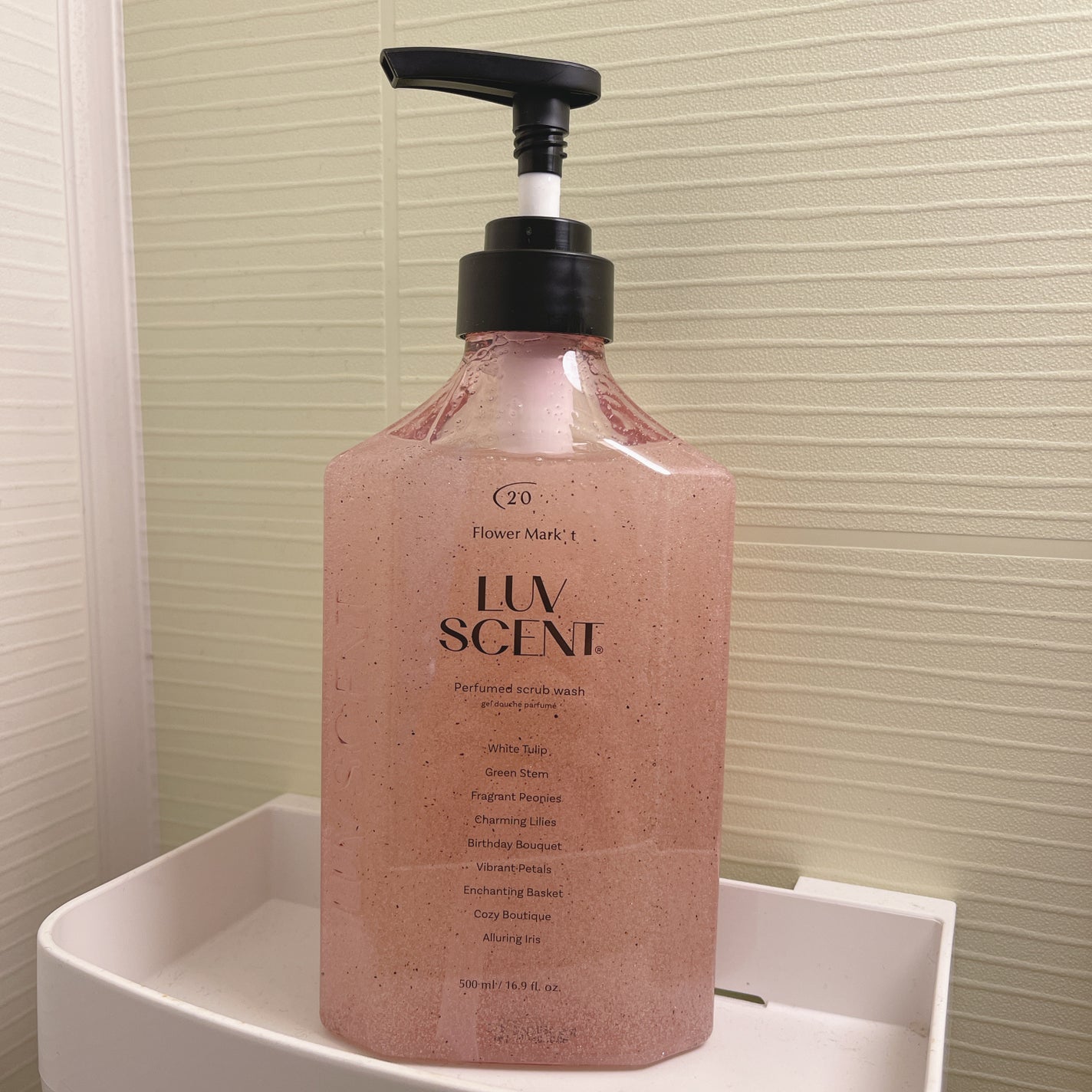 スクラブボディウォッシュ フラワーマーケット ホワイトチューリップ/LUV SCENT/ボディスクラブを使ったクチコミ(1枚目)