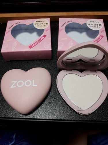 木更津アウトレットのセルレでZOOLのオーロラ肌ハイライトとマシュマロ肌ファンデのライトベージュを買ってきました🎵
パケ買いです。598円でした。ハート❤️がコロンとしていて可愛いです。💕鏡はついていま