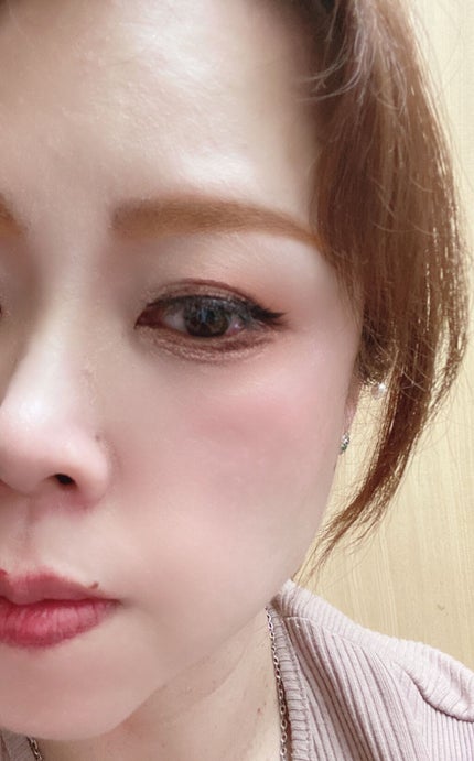 リサ・ラーソン♡クッションファンデマニア on LIPS 「#ドーリーウインク#グロウチーク#ハイライターにてこのツヤ感✨..」(2枚目)