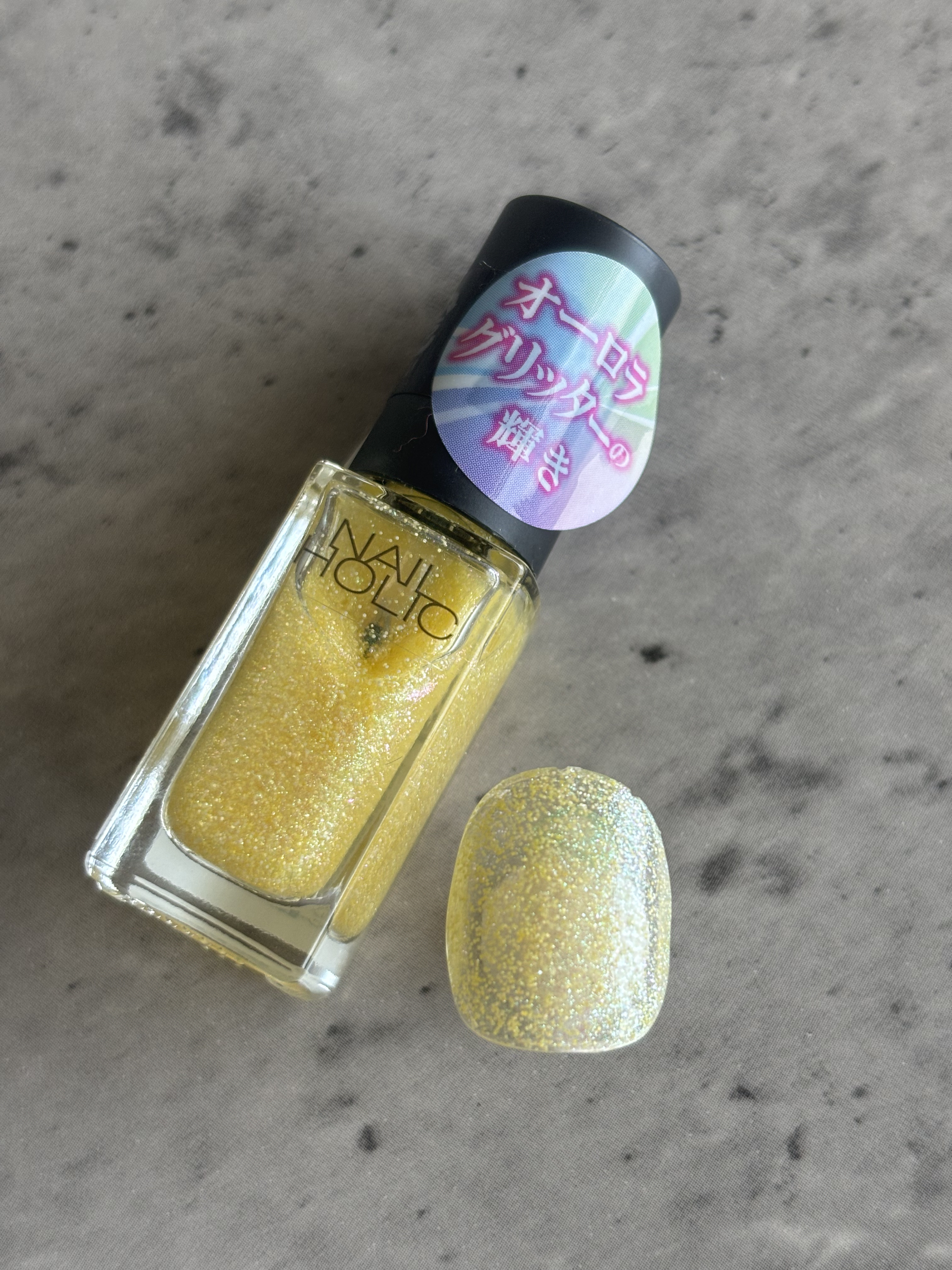 ネイルホリック Aurora Glitter YE563/ネイルホリック/マニキュアを使ったクチコミ（1枚目）