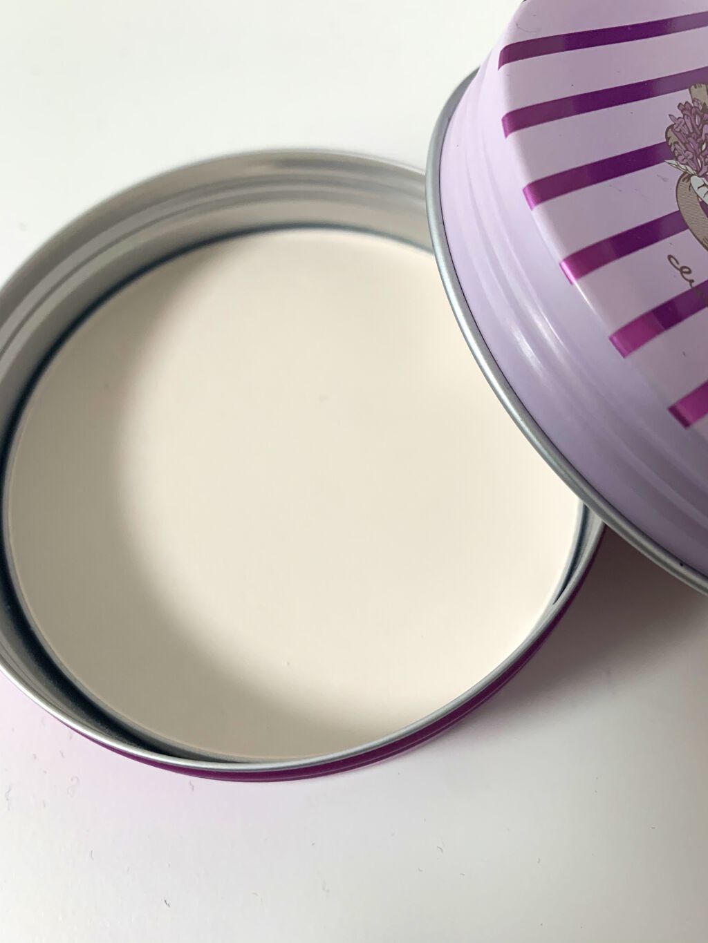 すっぴんパウダー ガーデンライラックの香り/クラブ/プレストパウダーを使ったクチコミ（2枚目）