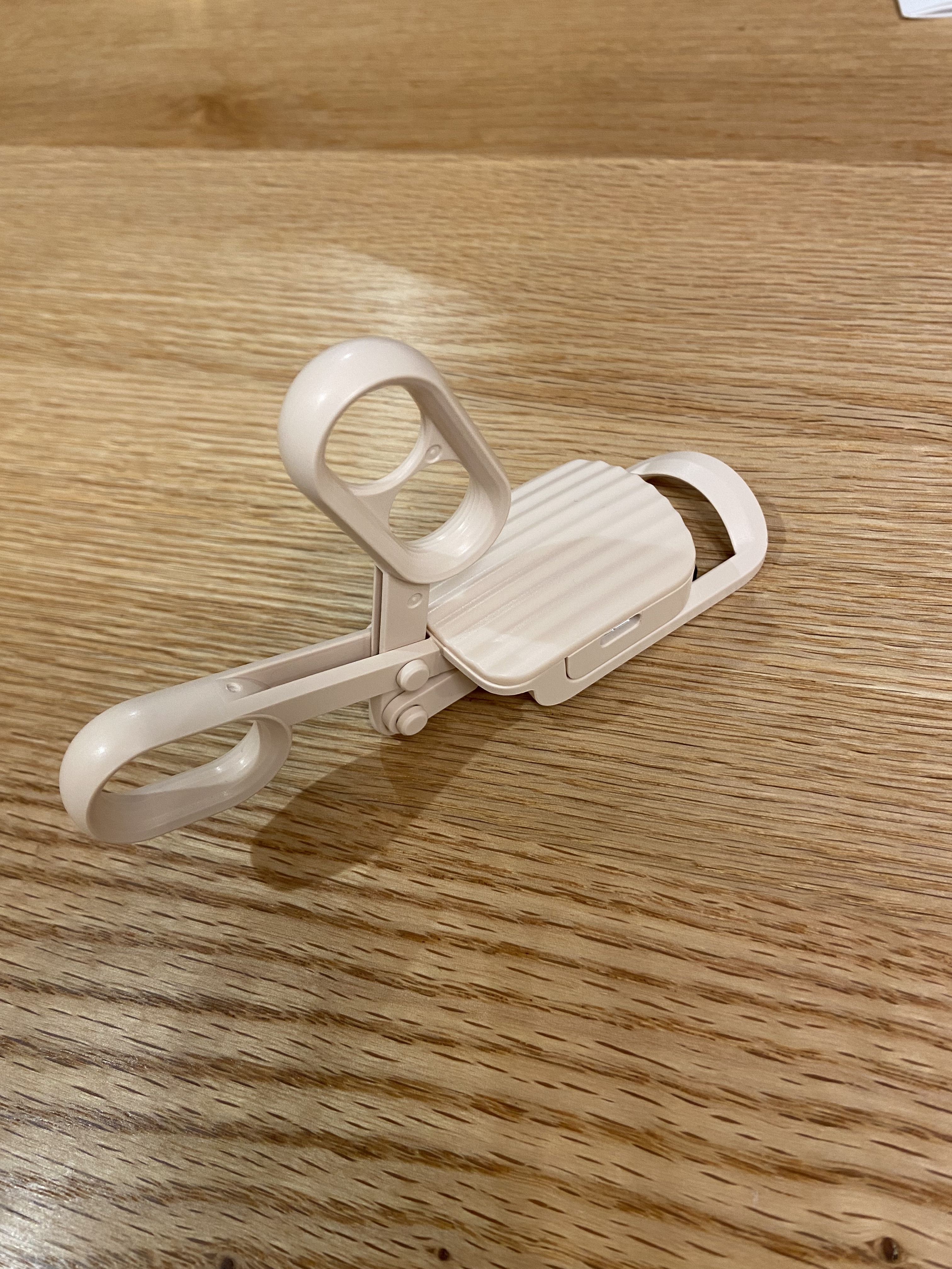 こんばんは♪
またヒット商品に出会ってしまいました...!!

「はさんであがるヒートカーラー」です❤️
かれこれ何年もまつ毛を放置してきましたが、、、
このビューラーに出会ってまたまつ毛メイクの
楽しさに目覚めました👏🏻✨

これはす