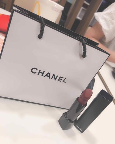 
CHANEL ルージュ アリュール ヴェルヴェット エクストレム #130

発色、密着力がめっちゃ良い！　
マットなのでツヤが好きな方はグロスを塗るといいかも！
限定色なので欲しい方は今買うんだ！
