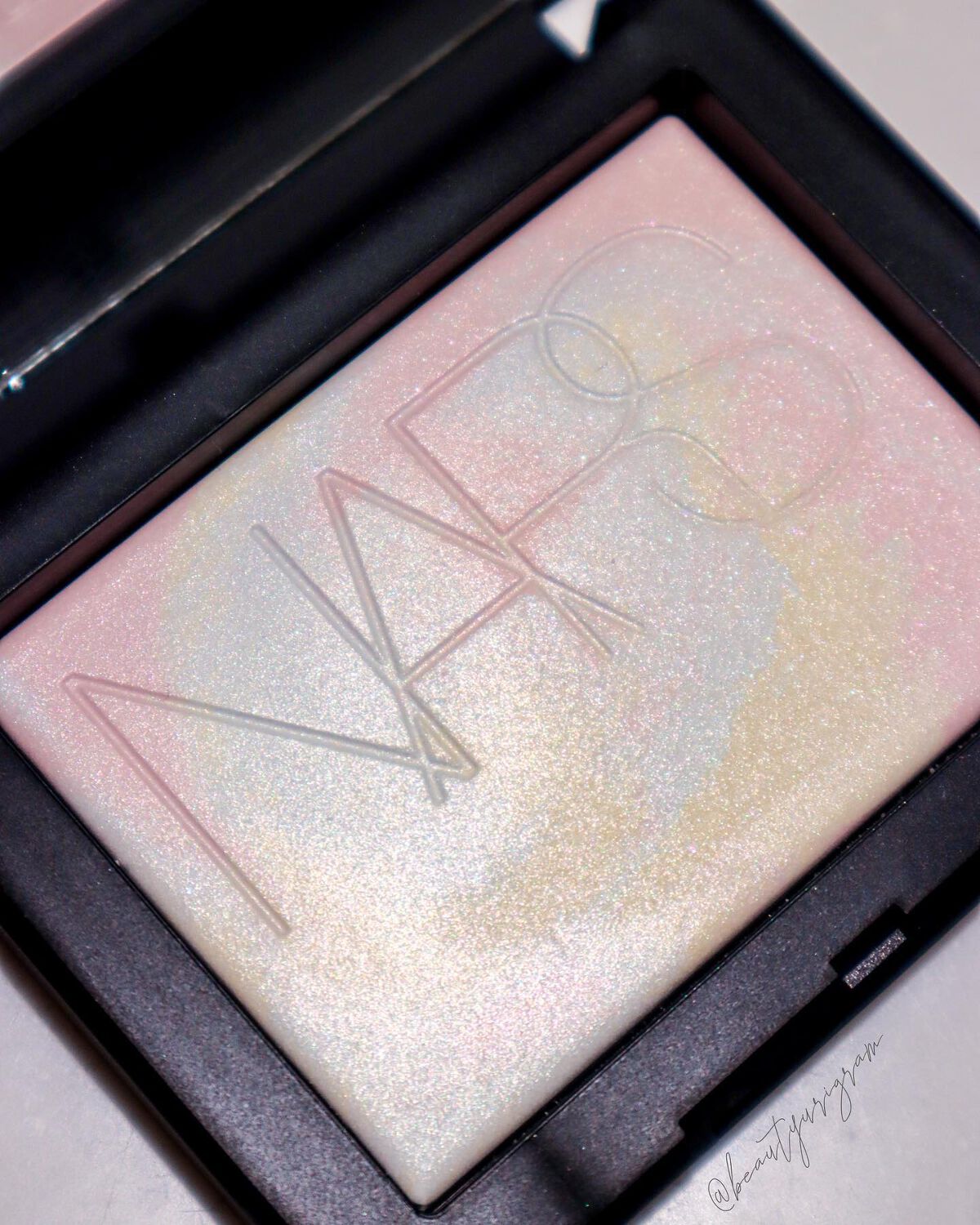 ライトリフレクティング プリズマティックパウダー/NARS/プレストパウダーを使ったクチコミ(2枚目)