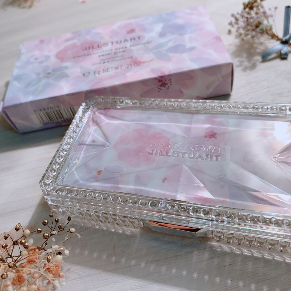 透明感を体現したような
紫陽花イメージのアイシャドウパレット

花びらの上できらきら輝く雨粒に着想したというコンセプトもすごくいい。
ブルベ夏のイメージそのままパレットに詰め込んだような色の組み合わせとイメージが最高すぎる。
どの色も間違い