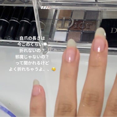 自爪長くしたい方必見‼︎
めんどくさいことはしない私なりのネイルケア💅💟

ありがたいことに最近tiktokのコメントで爪を褒めてもらえることが多くて、、💭
紹介してほしいって声もいただいたので紹介します🤍
めんどくさがりの私は特に凝ったことはしてないです^ ^

<使うもの>
ガラス製の爪やすり
ネイルオイル



ネイルケアの手順
①手を綺麗に洗う(この時爪の間も洗うようにしてます)
②爪を自分がしたい形(縦長？)にガラス製の爪やすりで整える(この時出来るだけ横から削るようにしてます)
③ネイルオイルを爪全体だけでなく内側の伸びた部分にも塗る

私がしているネイルケアはこれだけです💭
ずっとスポーツしてたから爪が短くて嫌だったけど少し気を使うだけで綺麗になった気がして嬉しい、、💭
ガラス製の爪やすりは値段は高いけど洗って何度でも使えるから買って損なしです！！
めんどくさがりのみなさん是非真似してみてください💅🤍


 #エッセンシャルでキメハート  #今月のコスメ購入品  #殿堂コスメ  #私の眉毛事情  #メイクの秋  #やっぱりツヤ肌が好き  #沼るコスメたち  #動画で毎日メイク  #アウトバスルーティン #ネイルオイル #ネイルケア #ネイル
の画像 その1