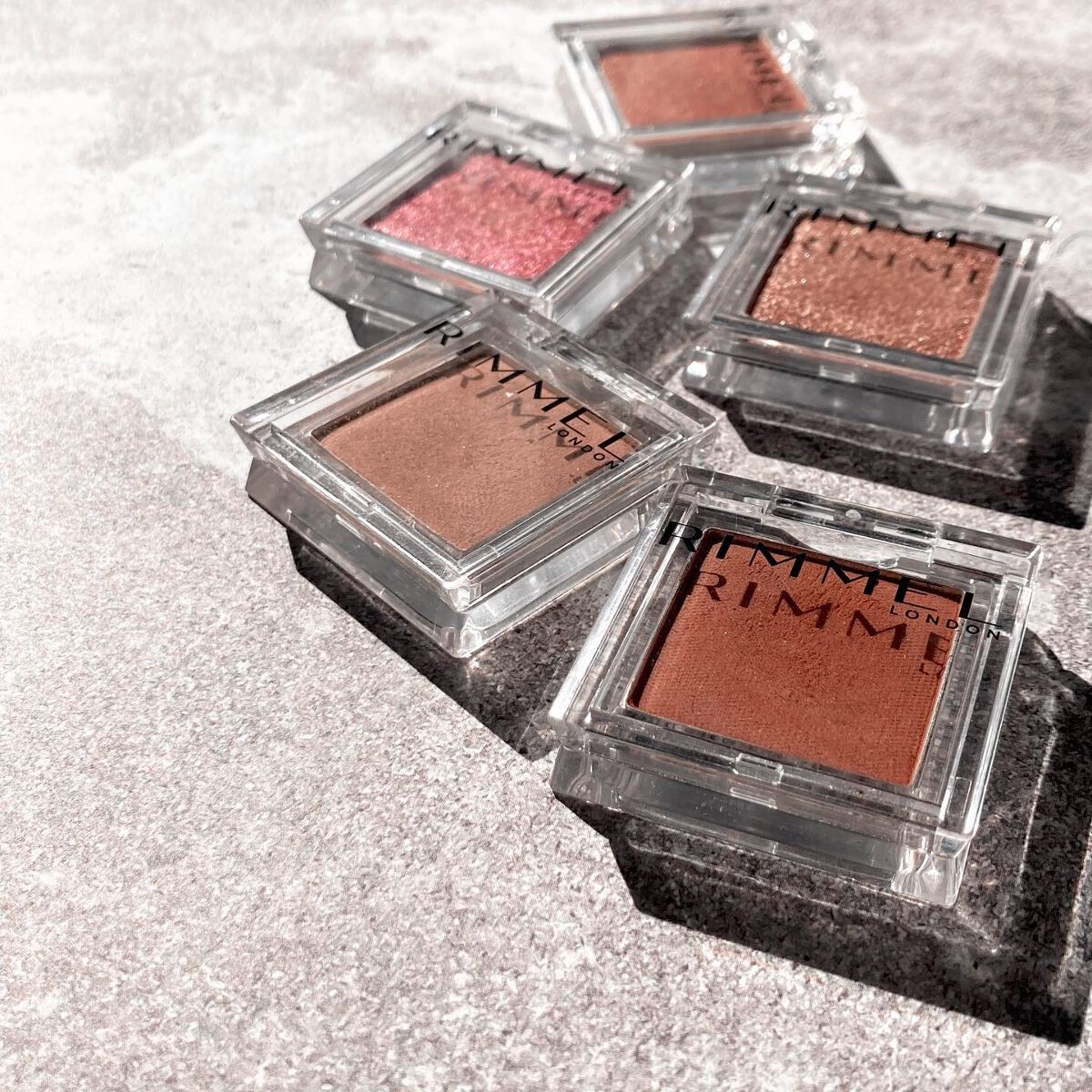 ワンダー キューブ アイシャドウ マット/リンメル ロンドン/単色アイシャドウを使ったクチコミ(1枚目)