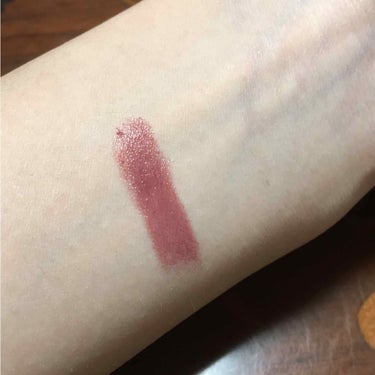 ヴィセアヴァンの新作リップスティック💋
遅ればせながら買ってきました☺️

とてもとても良い…

💄012 MAUVEの感想です〜(画像3枚目に唇のどアップあります)

カラー展開が豊富でどれを買うかかなり迷ってしまった(￣▽￣;)
3本ほど気になるのがあったのですがただいま金欠中なので、今まで買ったことないお色にしました…！

012 MAUVE！！素晴らしい！！！拍手！！！！👏👏👏

いつも彩度高めで同じような色ばかり買ってしまうので今回は唇につけるまでドキドキでした((( '-' )))
ちょっと血色悪く見えちゃうかな〜とか考えていたのが申し訳ないぐらい良い色…

一気に大人っぽくなる！！いい女！！

唇どアップ写真だと割とピンクっぽく見えますが実際はもう少し落ち着いた色です
モーヴだからそりゃそうか…

私はリップクリームをしっかり塗ってからヴィセを塗ったので結構ツヤツヤでした

お金入ったら他の2本も絶対買う😭

秋にぴっっったりのリップです❣の画像 その1