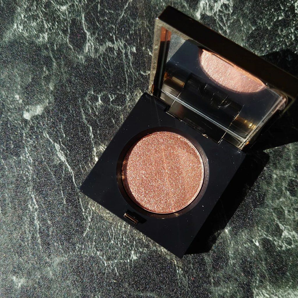 リュクスアイシャドウ 01 ギルディッドローズ(フォイル)/BOBBI BROWN/単色アイシャドウを使ったクチコミ（2枚目）