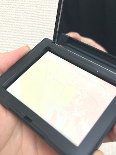 NARS ライトリフレクティング プリズマティックパウダーのクチコミ「ブランド名:NARS（資生堂系列）
製品名:ライトリフレクティング プリズマティックパウダー
.....」（2枚目）