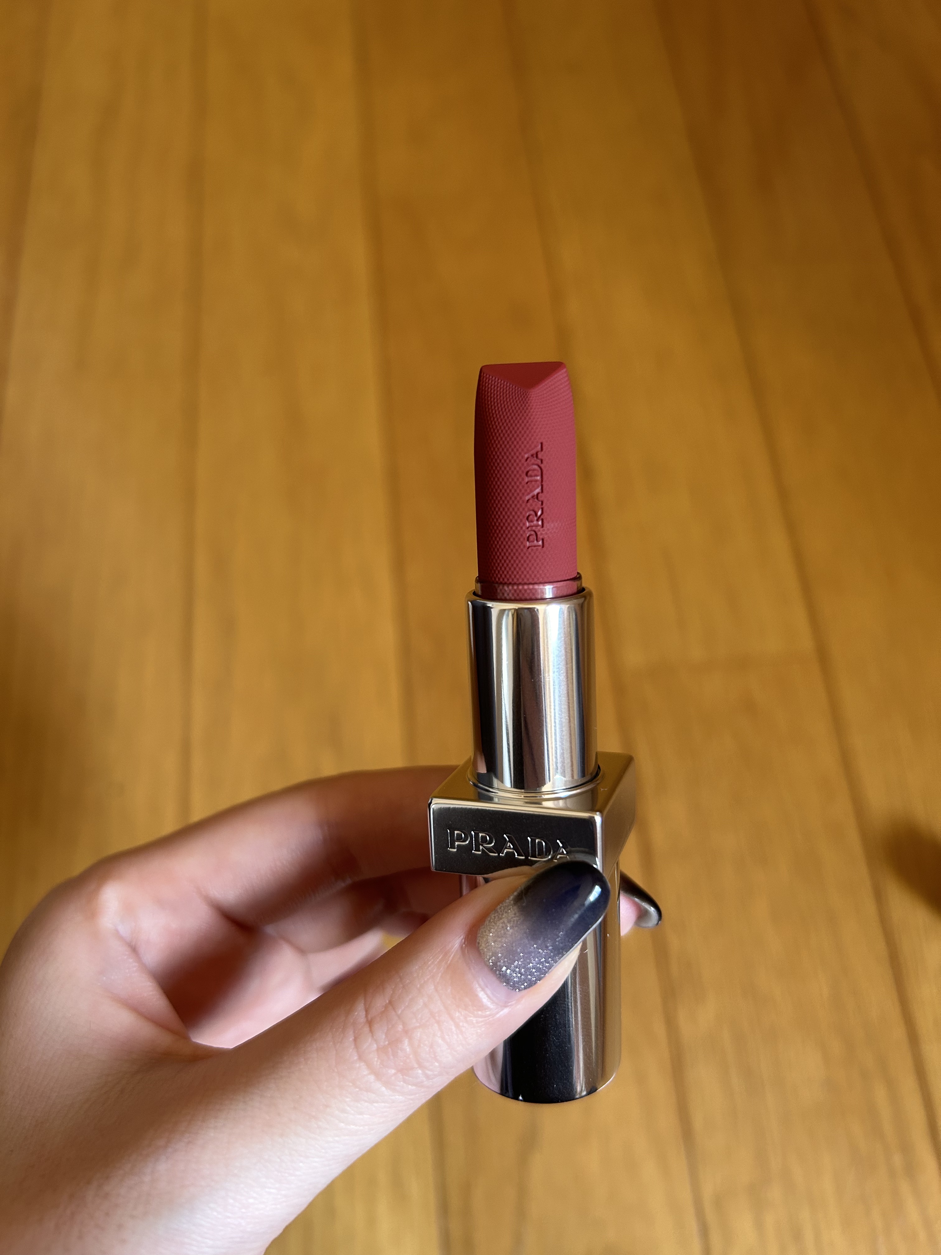 モノクローム ウェイトレス リップカラー(スムース ナイロン) B102 シアン/PRADA BEAUTY/口紅を使ったクチコミ（2枚目）