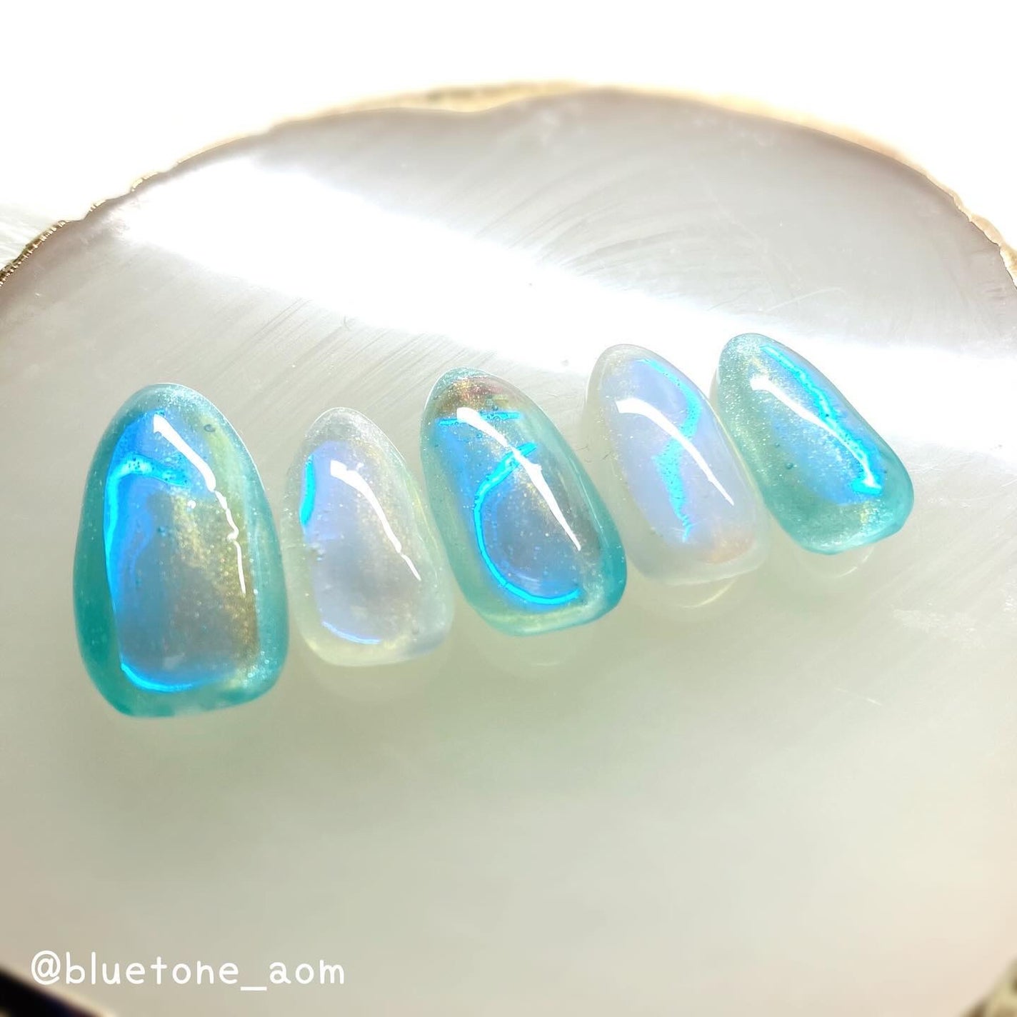 ⋆͛🦖⋆͛aomi on LIPS 「久しぶりにうるうるネイル🥹🩵アクアうるうる🫧͛.*ミルクうるう..」(4枚目)