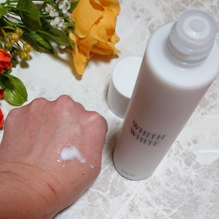 WHITH WHITE 美白 乳液のクチコミ「シミやそばかすをケア&予防し、くすみがちな肌に透明感を与える乳液です。
色素沈着による鼻の黒ず.....」(3枚目)