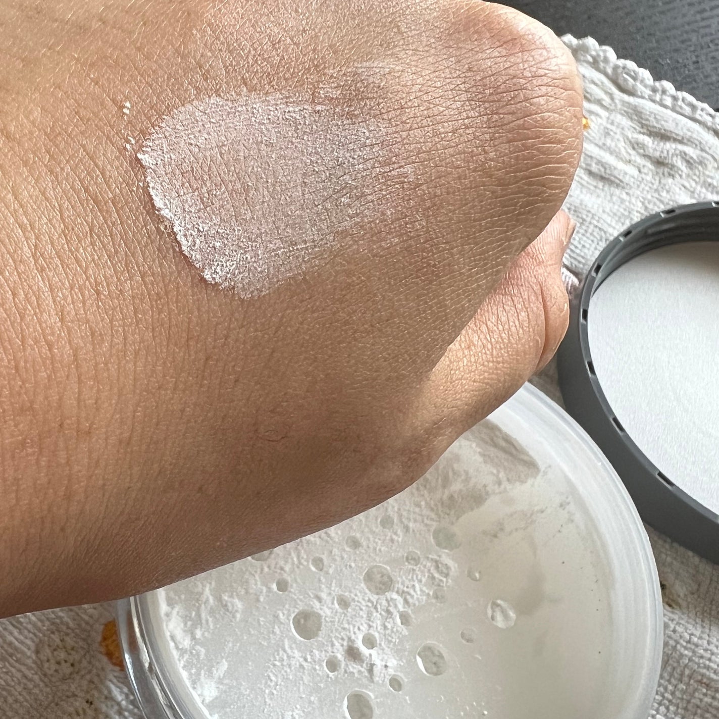 フィニッシングパウダー マット/チャコット・コスメティクス/ルースパウダーを使ったクチコミ(2枚目)