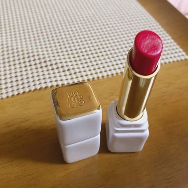 GUERLAIN キスキス ローズリップのクチコミ「ゲラン キスキスローズリップ R329

抜け感がとっても綺麗な赤リップ💄
色が絶妙で塗るだけ.....」（2枚目）