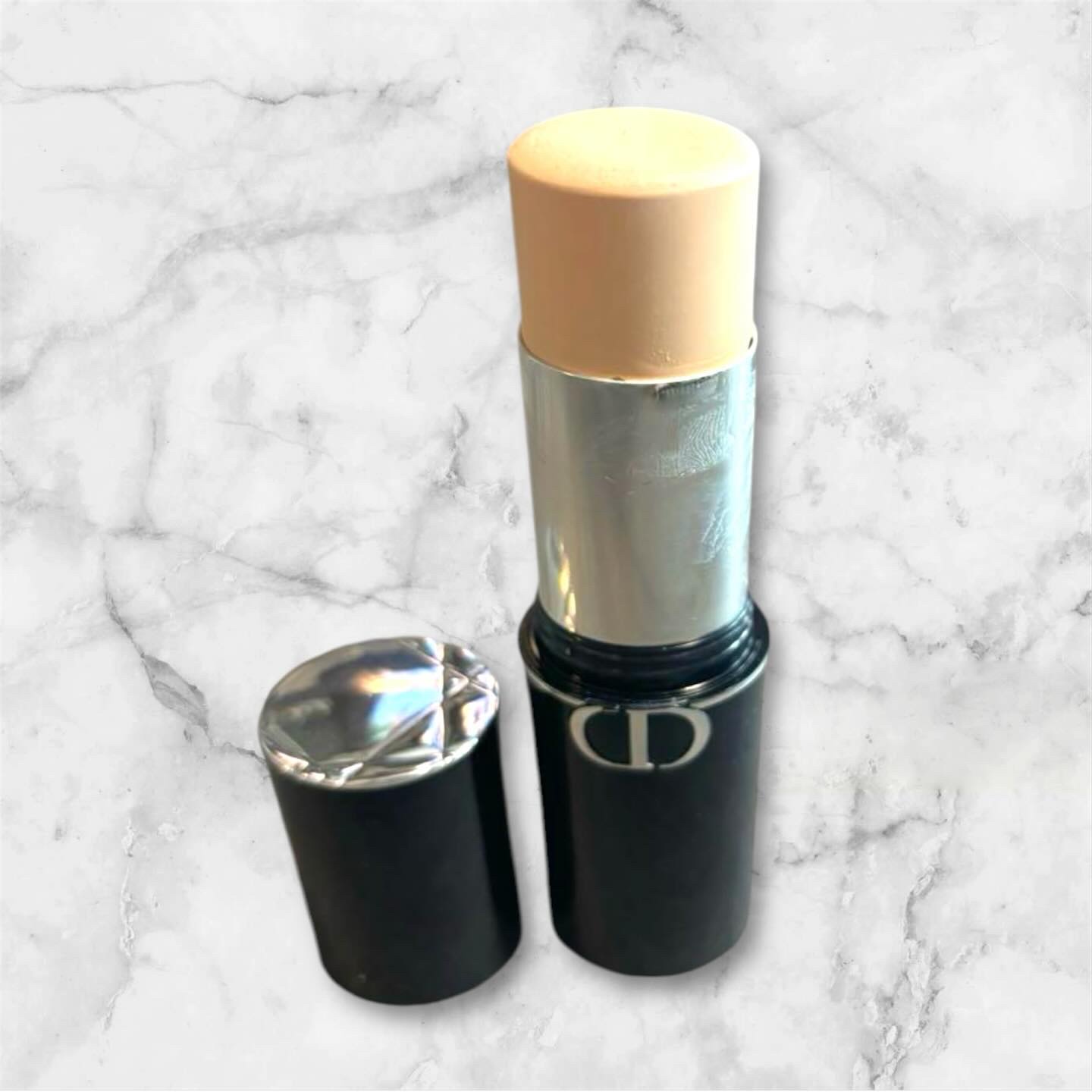 ︎💕︎Dior スティックファンデーション　0N ︎💕︎
⁡
ナチュラルで均一な肌を叶えるスティックタイプのファンデーションです。
色番号0Nはニュートラルなトーンで、さまざまな肌色になじみやすいカラーが特徴。
⁡
スティックタイプで扱