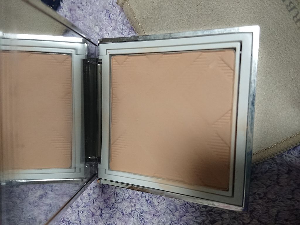 Burberry Beauty ブライトグロウ コンパクトのクチコミ「軽いつけ心地で、しっかりしっとり。
厚塗り感がないです。
ちょっと分かりにくいかもですが、
３.....」（2枚目）